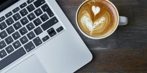 Billede af kaffe latte og computer